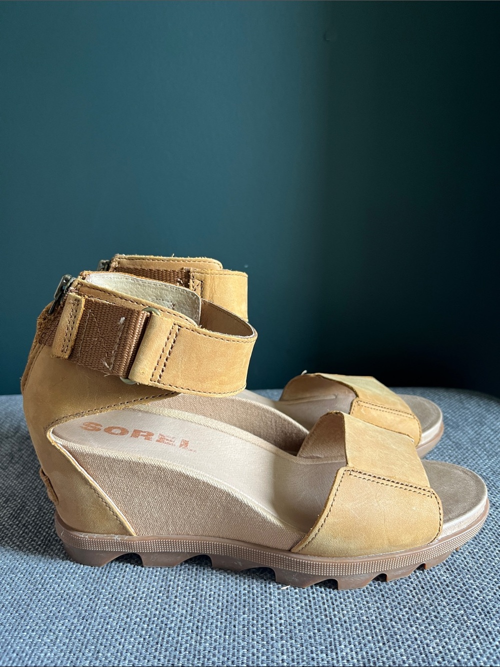Sorel Joanie II Ankle Strap NWOT Tan Suede Wedge Sandals